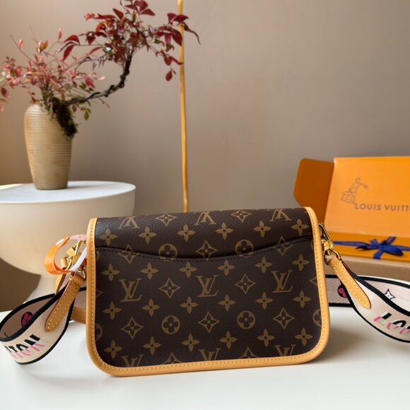 Louis Vuitton Monogram Diane PM M46049 Shoulder Bag - Picture 2 of 9